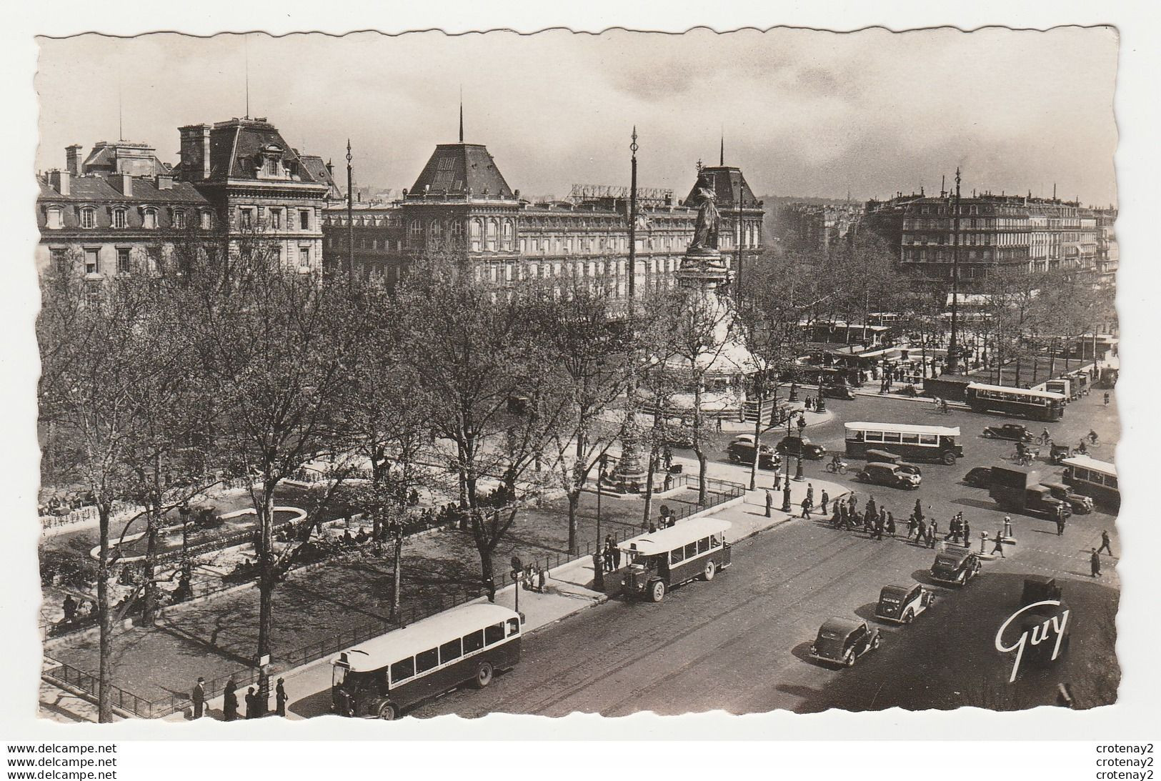 75 PARIS N°357 Place De La République BUS Anciens Autos Voitures Citroën Traction Et Autres VOIR DOS - Plazas