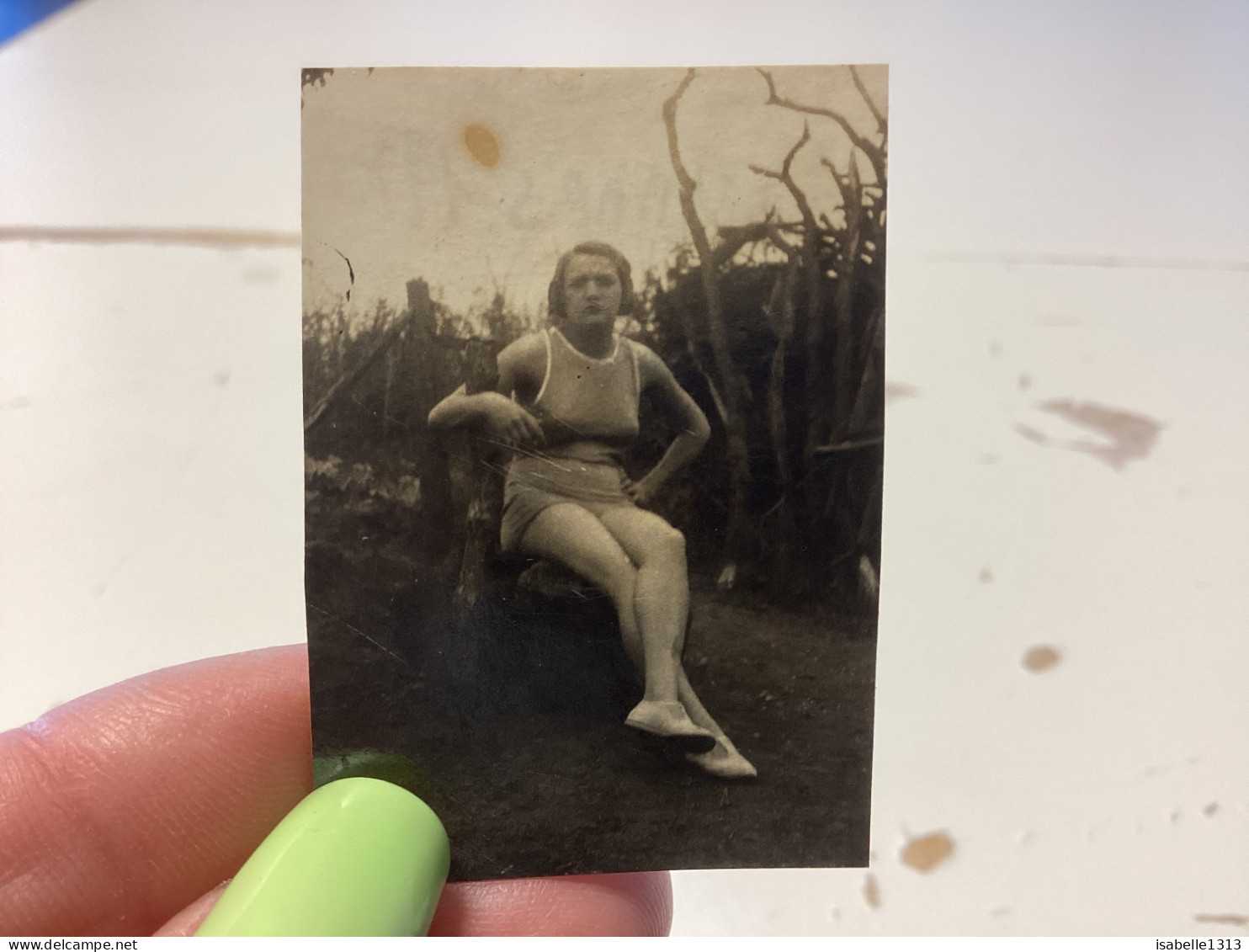 PHOTO SNAPSHOT 1920 Cannes Femme Assise Sur Une Chaise En Short Et Débardeur En Maillot De Bain - Personnes Anonymes