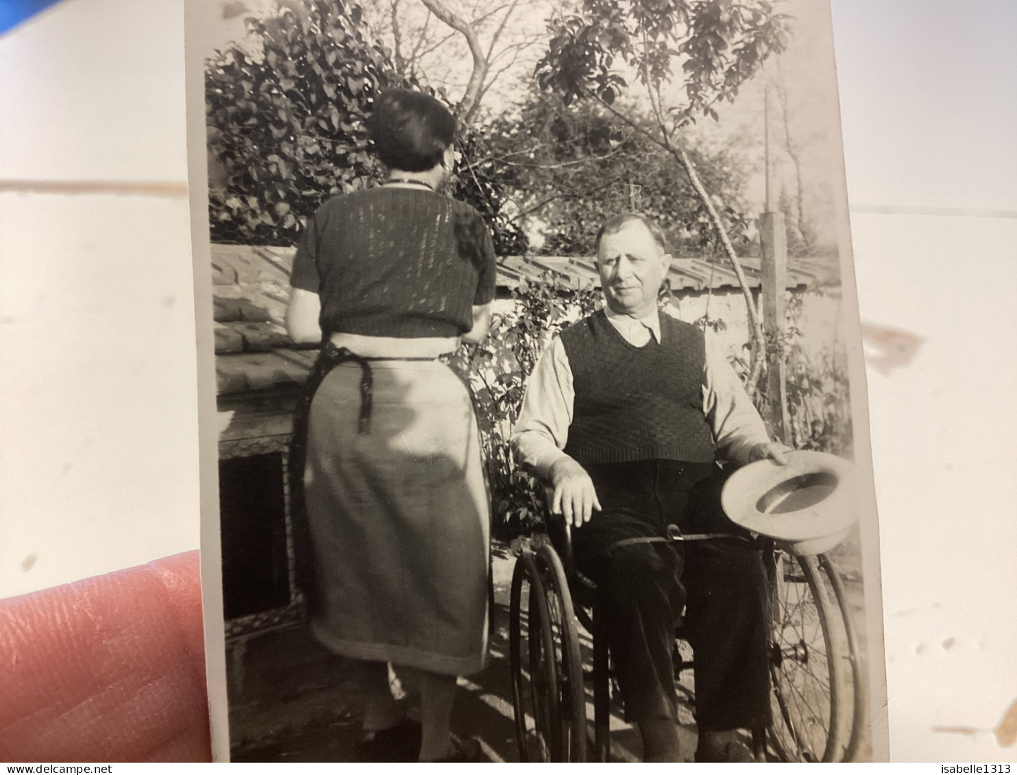 PHOTO SNAPSHOT 1930  Cannes Femme De Dos  à Côté D’un Homme En Fauteuil Roulant Sur Un Chemin - Personnes Anonymes