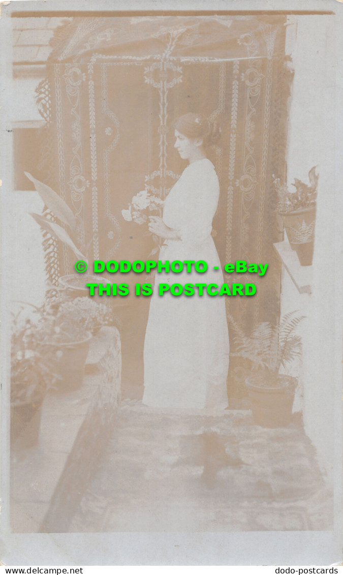 R474732 Woman. Plants In The Pots. Postcard - World