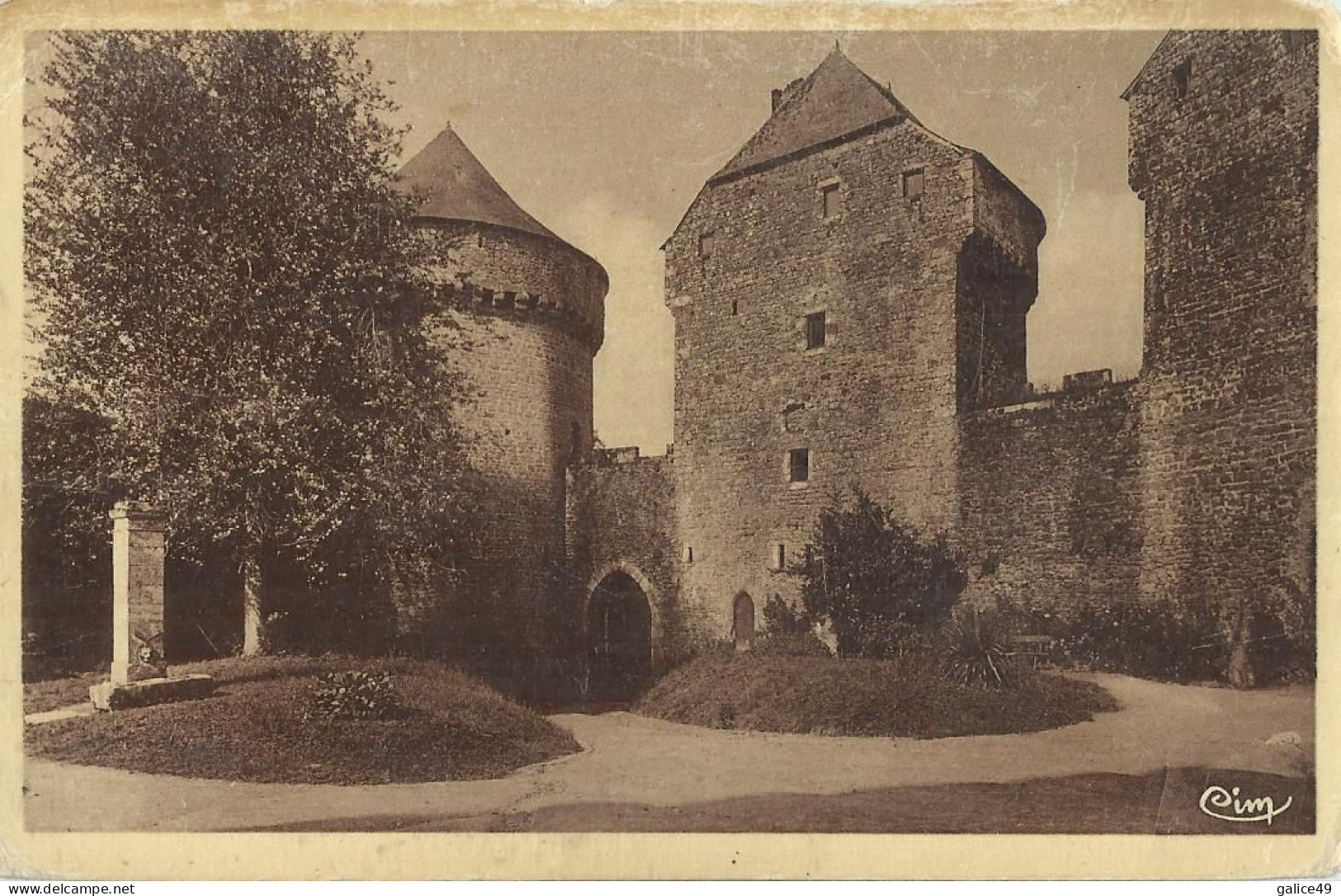 10832 Lassay - La Cour Du Château - Lassay Les Chateaux