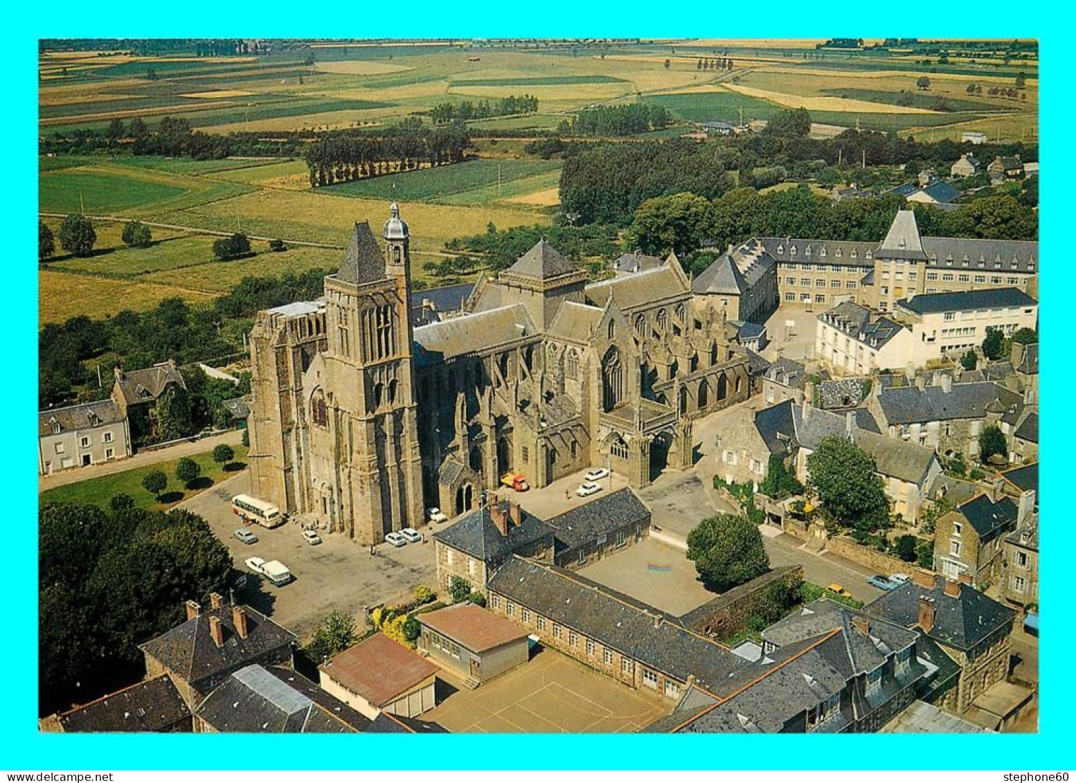 A778 / 509 35 - DOL DE BRETAGNE Cathédrale Et Vue D'ensemble - Dol De Bretagne