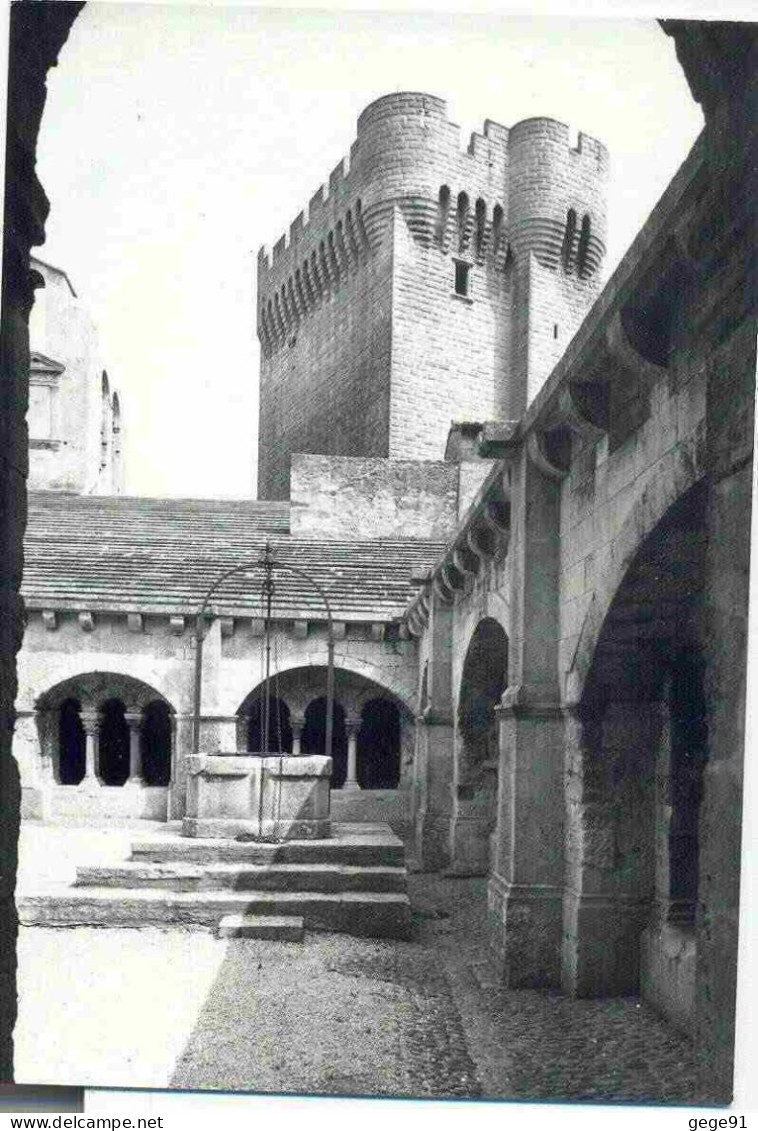 Arles - Abbaye De Montmajour - Le Cloitre Et Le Donjon - Churches & Cathedrals