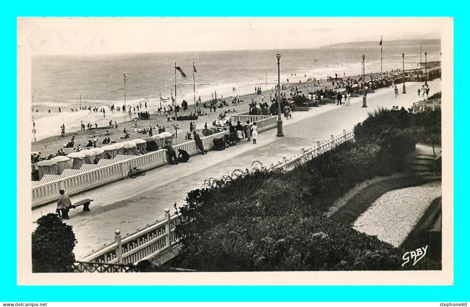 A801 / 477 14 - CABOURG Digue Et Plage - Cabourg