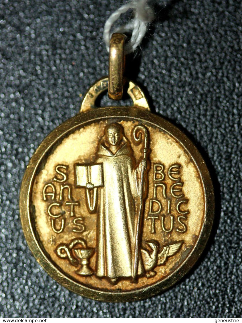 Beau Pendentif Médaille Religieuse Plaqué Or Années 30 "Saint Benoit" Grav. Fernand Py - Religious Medal - Religion &  Esoterik