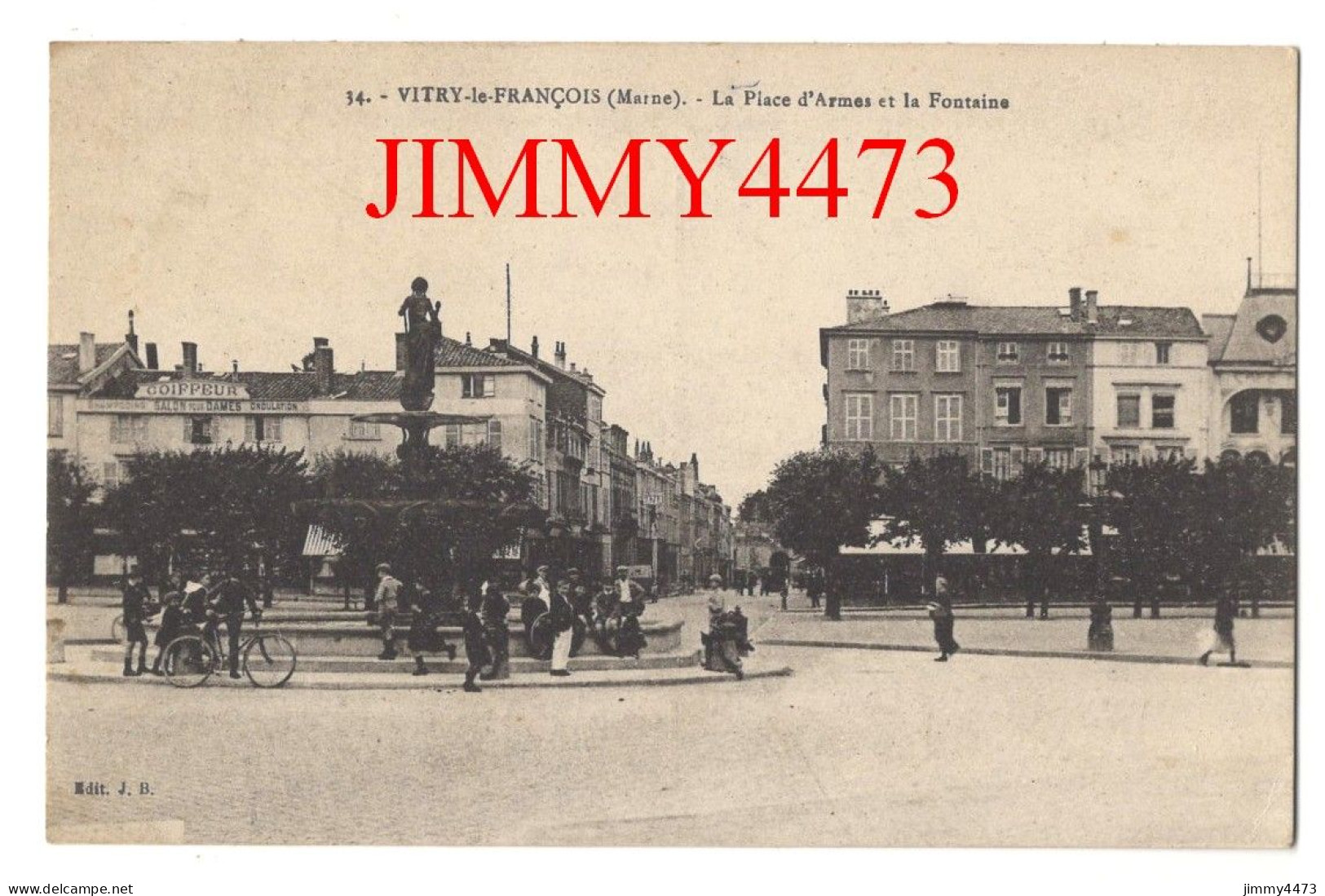 CPA - Vitry-le-François (Marne) La Place D'Armes Et La Fontaine ( Place Bien Animée ) N° 34 - Edit. J. Bourgogne - Vitry-le-François