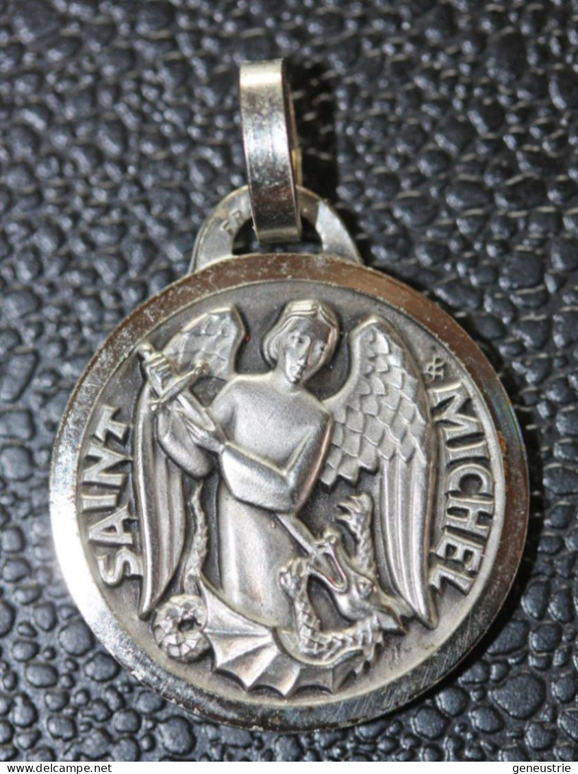 Pendentif Médaille Religieuse Milieu XXe "Saint Michel Terrassant Le Dragon - Mont St Michel" Grav. Fernand Py - Religion & Esotérisme