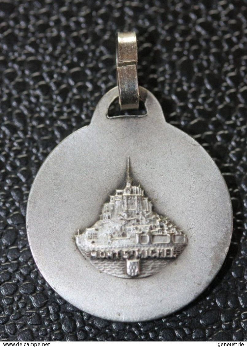 Pendentif Médaille Religieuse Milieu XXe "Saint Michel Terrassant Le Dragon - Mont St Michel" Grav. Fernand Py - Godsdienst & Esoterisme