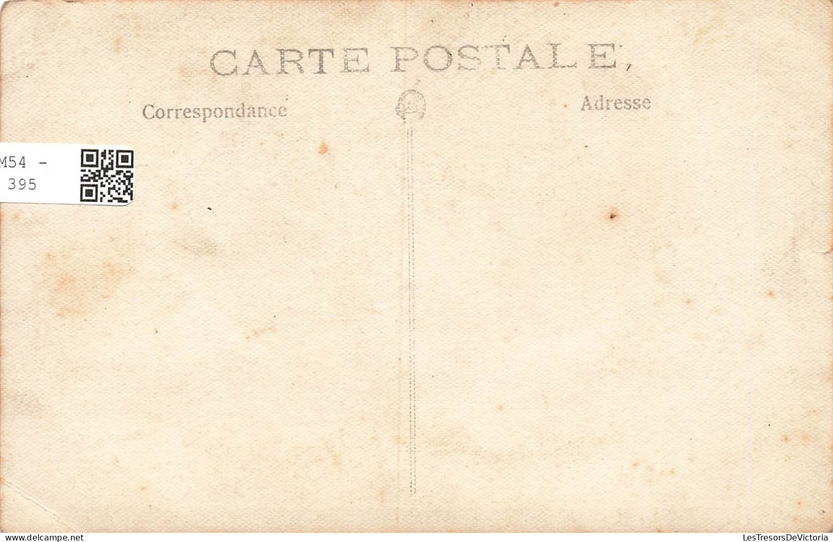 CARTE PHOTO - Une Femme Assise Sur Son Bureau - Carte Postale Ancienne - Fotografie