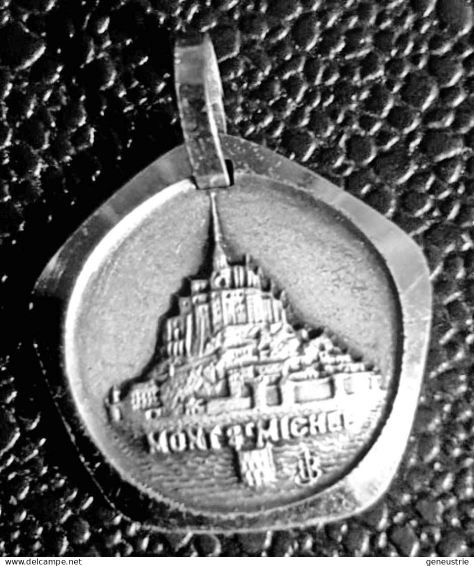 Pendentif Médaille Religieuse Milieu XXe "Saint Michel Terrassant Le Dragon - Mont St Michel" Grav. Fernand Py - Godsdienst & Esoterisme