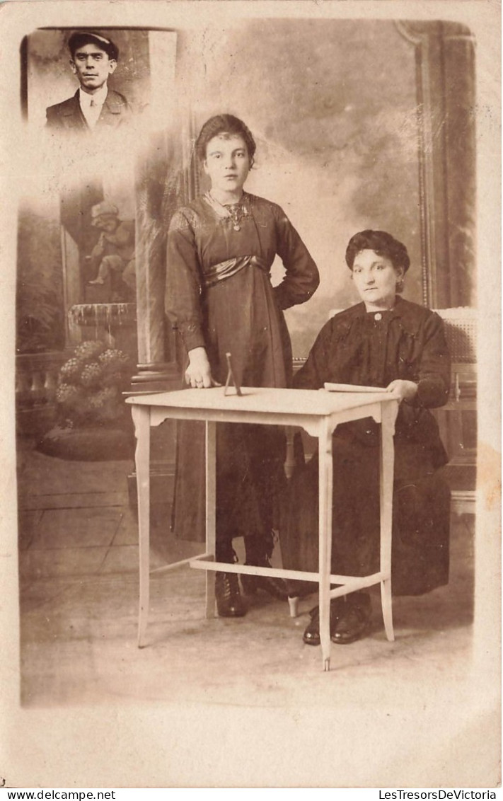 CARTE PHOTO - Deux Femmes Dans Un Bureau - Carte Postale Ancienne - Fotografia