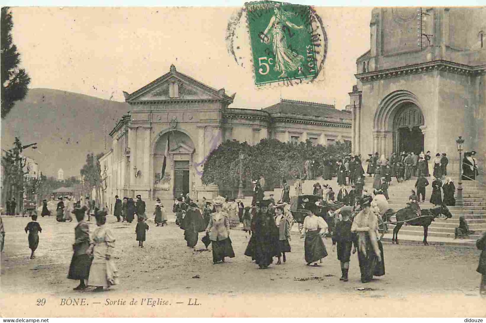 Algérie - Bône - Sortie De L'Eglise - CPA - Oblitération Ronde De 1913 - Voir Scans Recto-Verso - Other & Unclassified