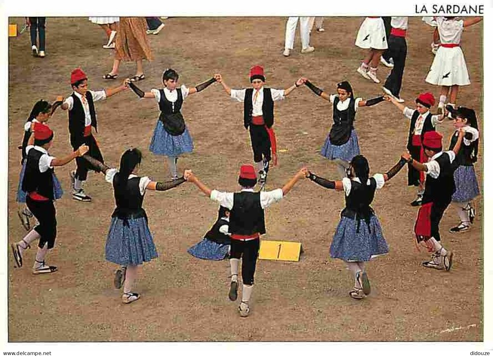 Folklore - Danses - Roussillon - La Sardane - CPM - Voir Scans Recto-Verso - Dans