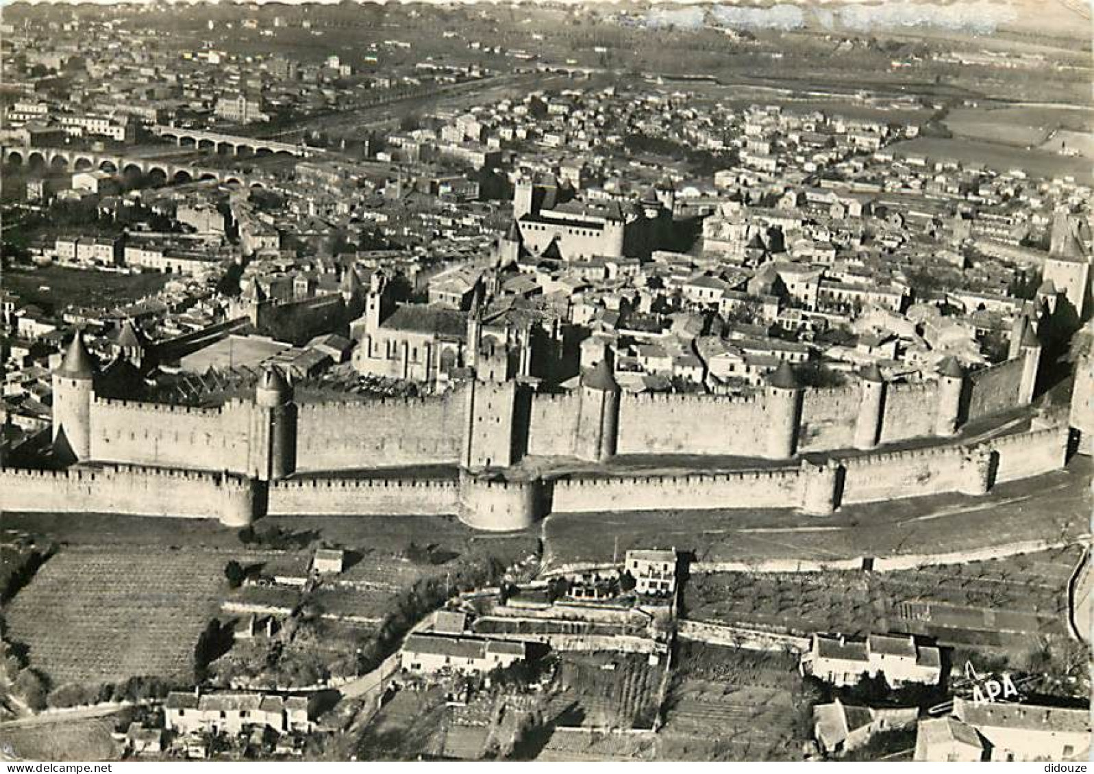 11 - Carcassonne - La Cité De Carcassonne - Vue Générale Aérienne - Carte Dentelée - CPSM Grand Format - Voir Scans Rect - Carcassonne