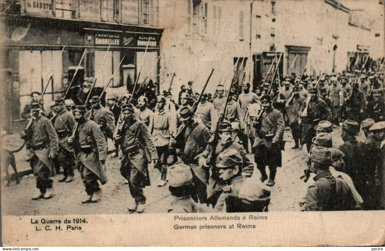 N°596 W -cpa Prisonniers Allemands à Reims - Weltkrieg 1914-18