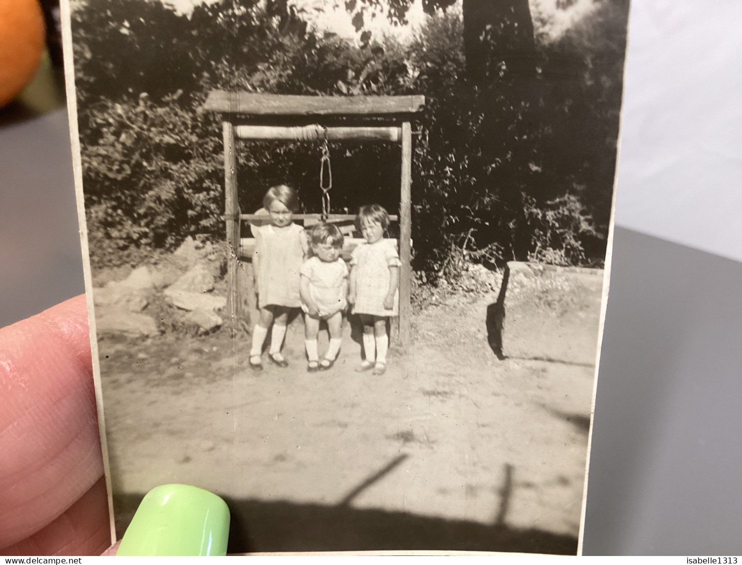 PHOTO SNAPSHOT 1930 Cannes Trois Enfants Assis Devant Un Puits Habillé, Pareil, Fille, Garçon Soleil Dans Les Yeux, Drôl - Personnes Anonymes