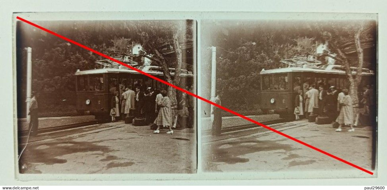 Photo Sur Plaque De Verre, Tramway, Funiculaire, Voyageurs, Rails, Valises, Conducteur, Gare, Animée, Années 1930. - Glasdias