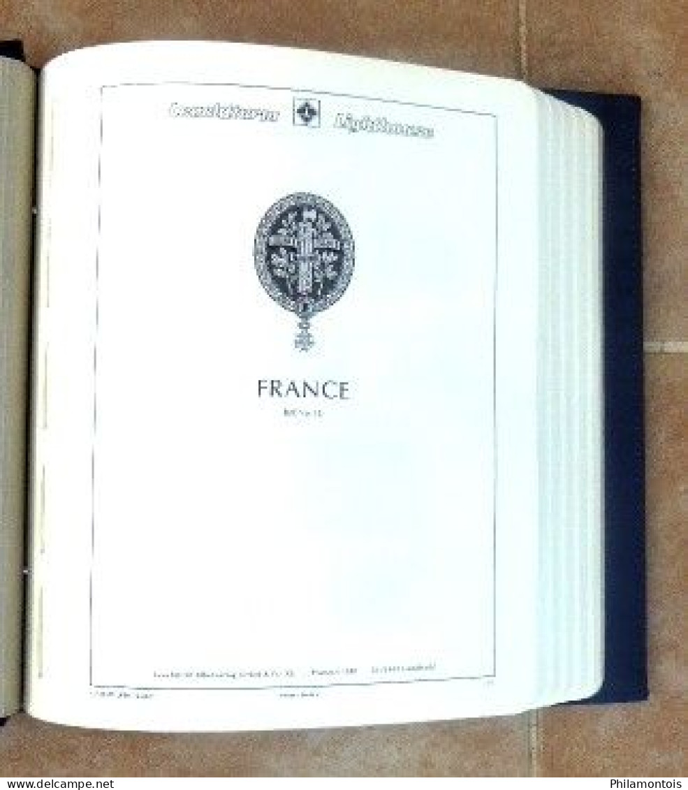 Album LEUCHTTURM + étui + intérieur FRANCE 1996/2003 sans charnière - 95 pages environ - Très bon état.