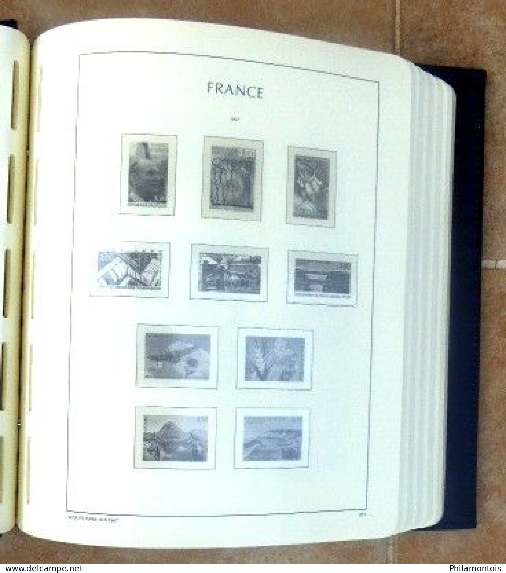 Album LEUCHTTURM + étui + intérieur FRANCE 1996/2003 sans charnière - 95 pages environ - Très bon état.