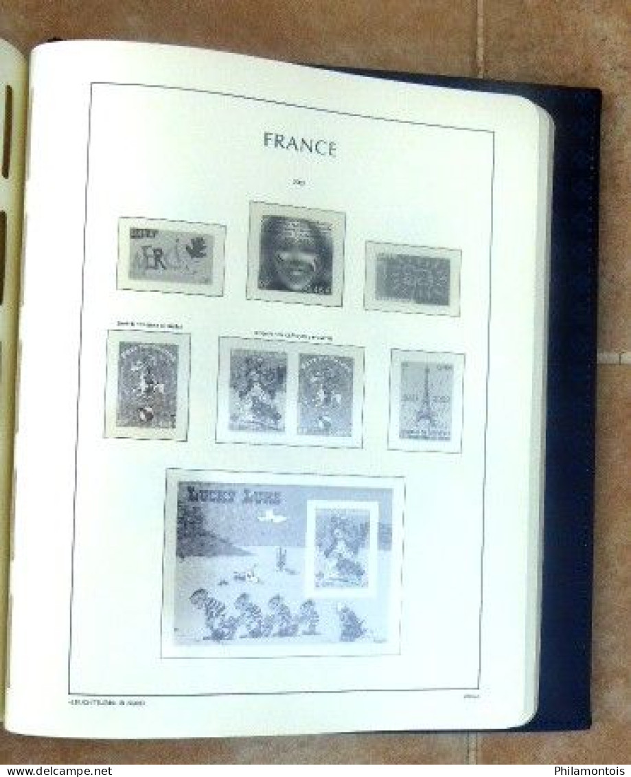 Album LEUCHTTURM + étui + intérieur FRANCE 1996/2003 sans charnière - 95 pages environ - Très bon état.