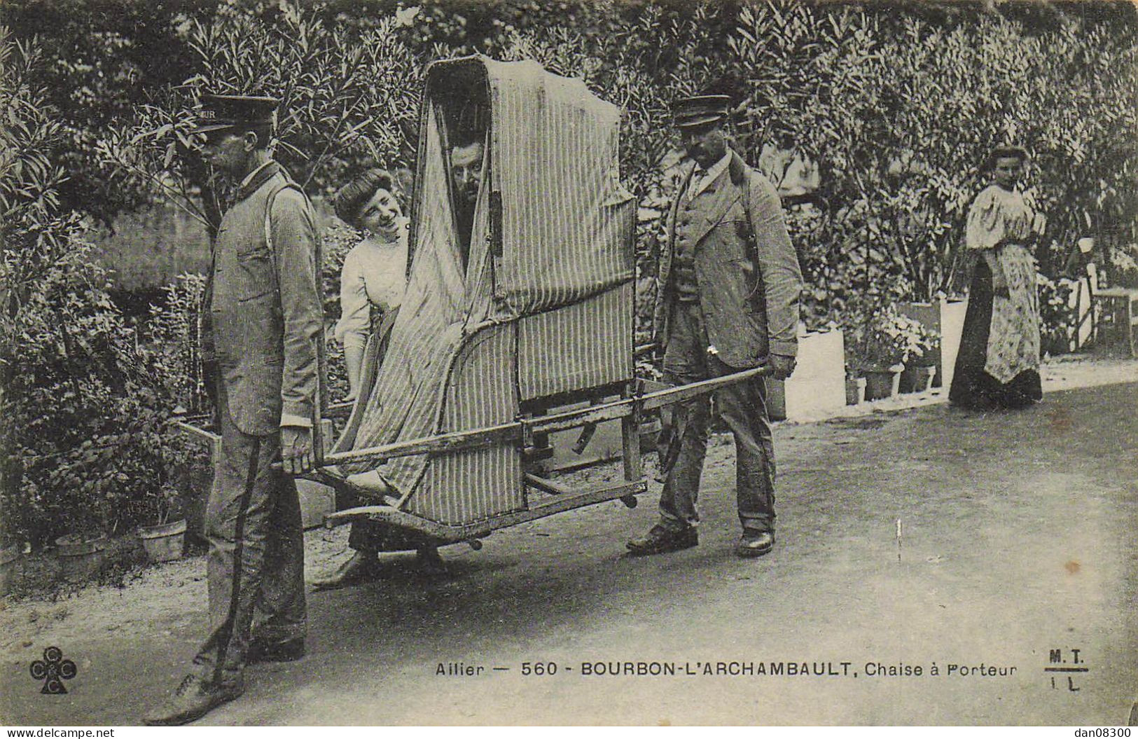 03 BOURBON L'ARCHAMBAULT CHAISE A PORTEUR  CARTE N° 560 - Bourbon L'Archambault