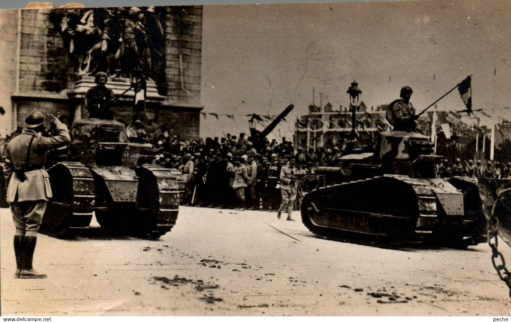 N°604 W -carte Photo Défilé Du 14 Juillet -les Chars- - Matériel