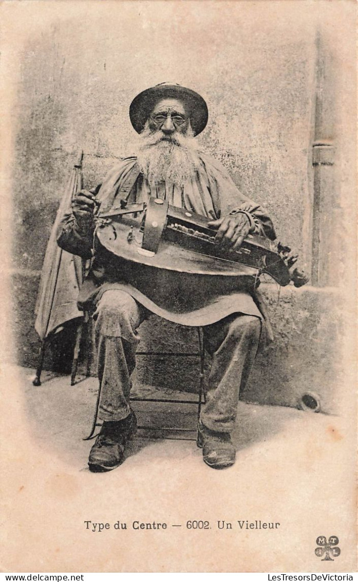 FOLKLORE - Personnage - Type Du Centre - Un Veilleur - Instrument De Musique - Carte Postale Ancienne - People