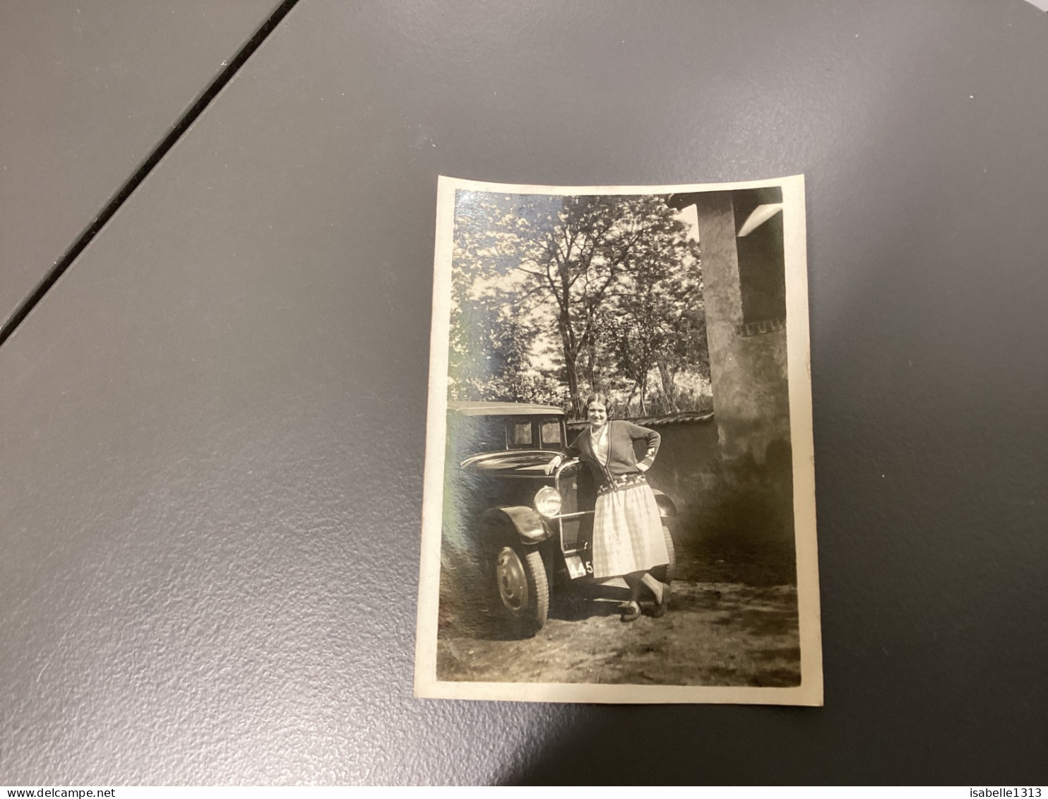 Photo Snapshot 1920 Cannes Femme Au Bord De La Route Contre Voiture Peugeot Renault Citroën Traction Belle Voiture - Automobiles