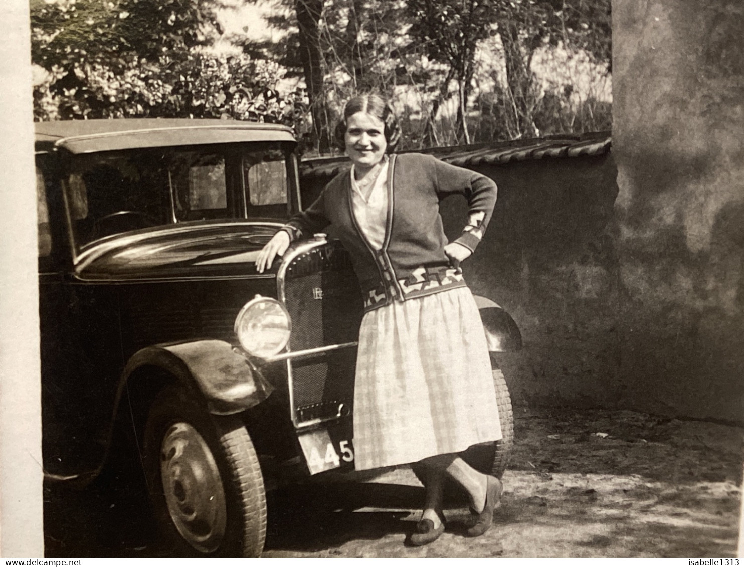 Photo Snapshot 1920 Cannes Femme Au Bord De La Route Contre Voiture Peugeot Renault Citroën Traction Belle Voiture - Automobiles