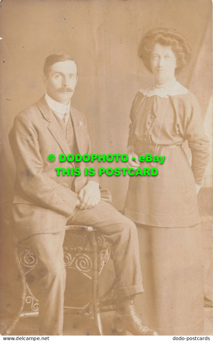 R475639 Woman And Man. Postcard - Monde