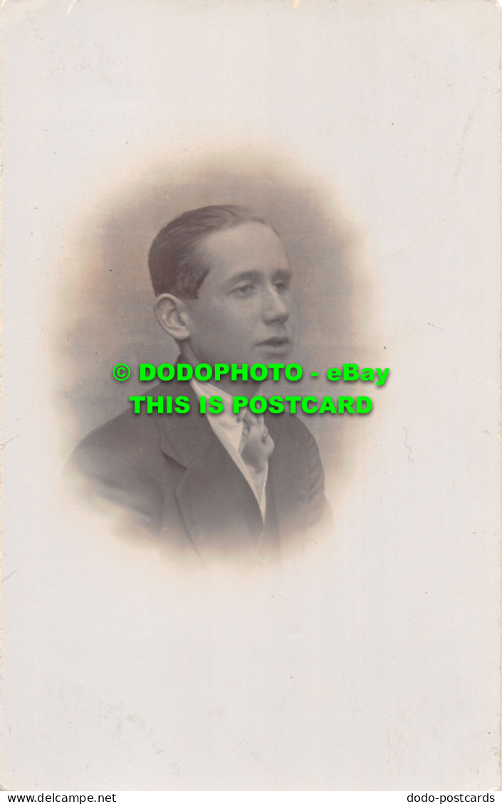 R475640 Man. Portrait. Postcard - Monde