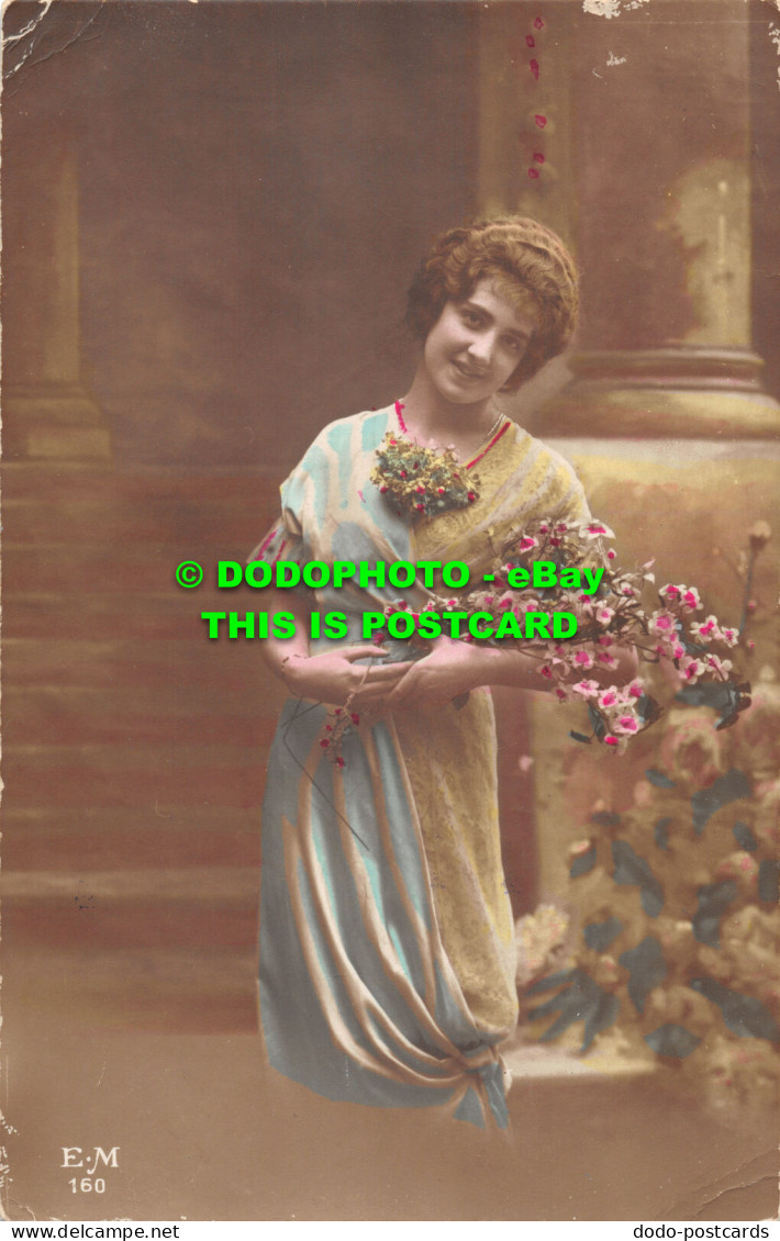 R475662 Woman. Flowers. E. M. 160. Postcard Medal Library. Hogsthorpe. Skegness. - Monde