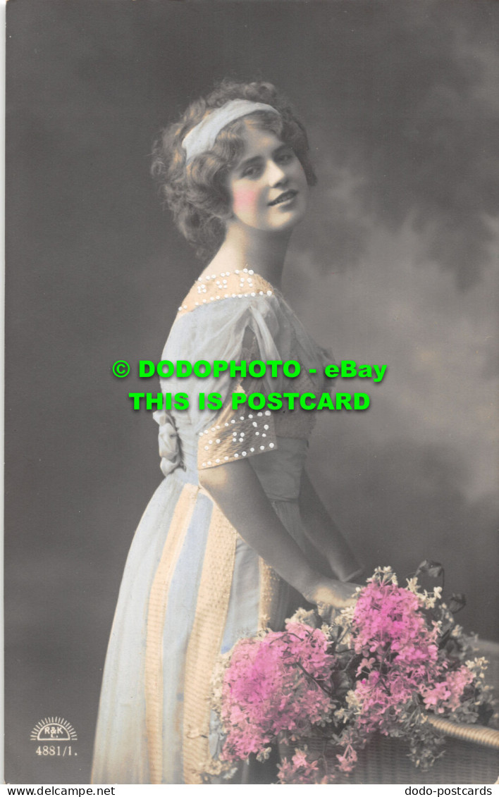 R475667 Woman. Flowers. R. And K. L. 4881 1. 1912 - Monde