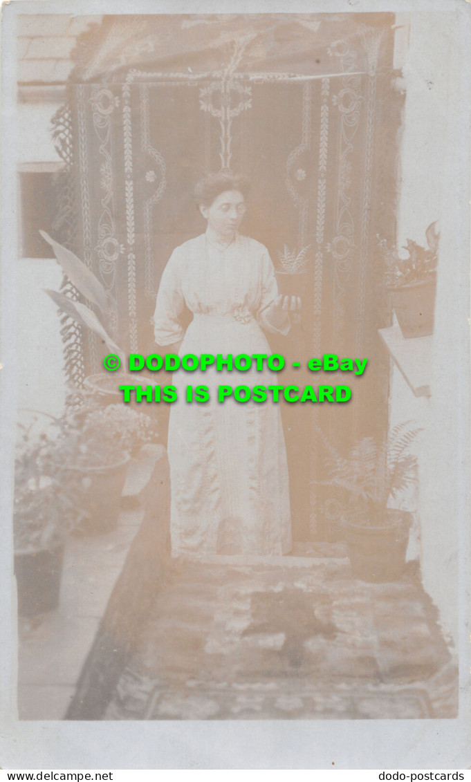 R475699 Woman. Pots With Flowers And Plants. Postcard - Monde