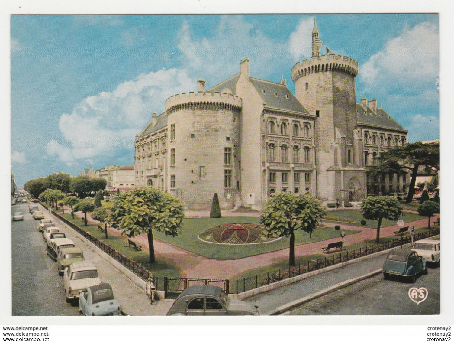 16 ANGOULÊME N°8 Hôtel De Ville Et Jardins VESPA 400 Citroën Ds 2CV Peugeot 404 Simca Aronde VOIR DOS - Angouleme