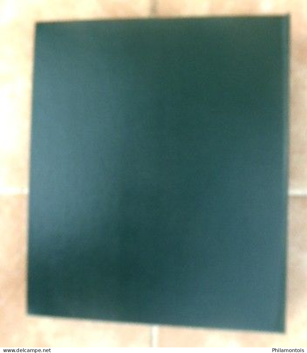 Classeur YVERT et TELLIER - Reliure à vis + 27 feuilles (54 pages) fond noir, intercalaires cristal - Bon état.