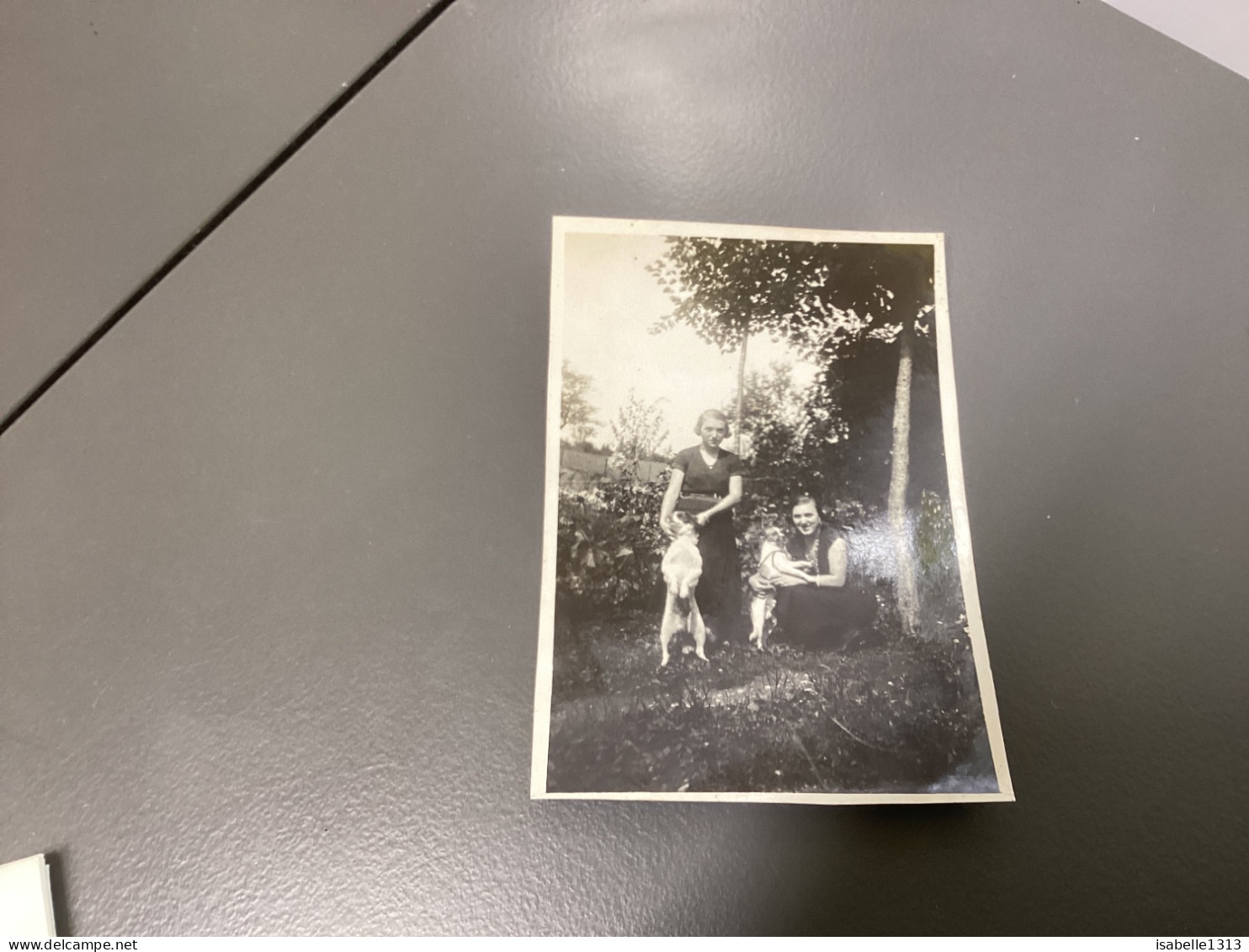 PHOTO SNAPSHOT 1930 Cannes Deux Femmes Dans Le Jardin à Côté D’un Arbre Habillé En Noir Avec Leur Chien Debout Contre El - Personnes Anonymes