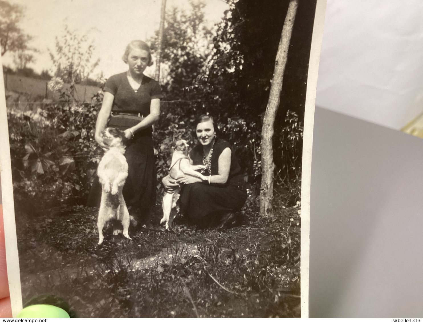 PHOTO SNAPSHOT 1930 Cannes Deux Femmes Dans Le Jardin à Côté D’un Arbre Habillé En Noir Avec Leur Chien Debout Contre El - Anonyme Personen