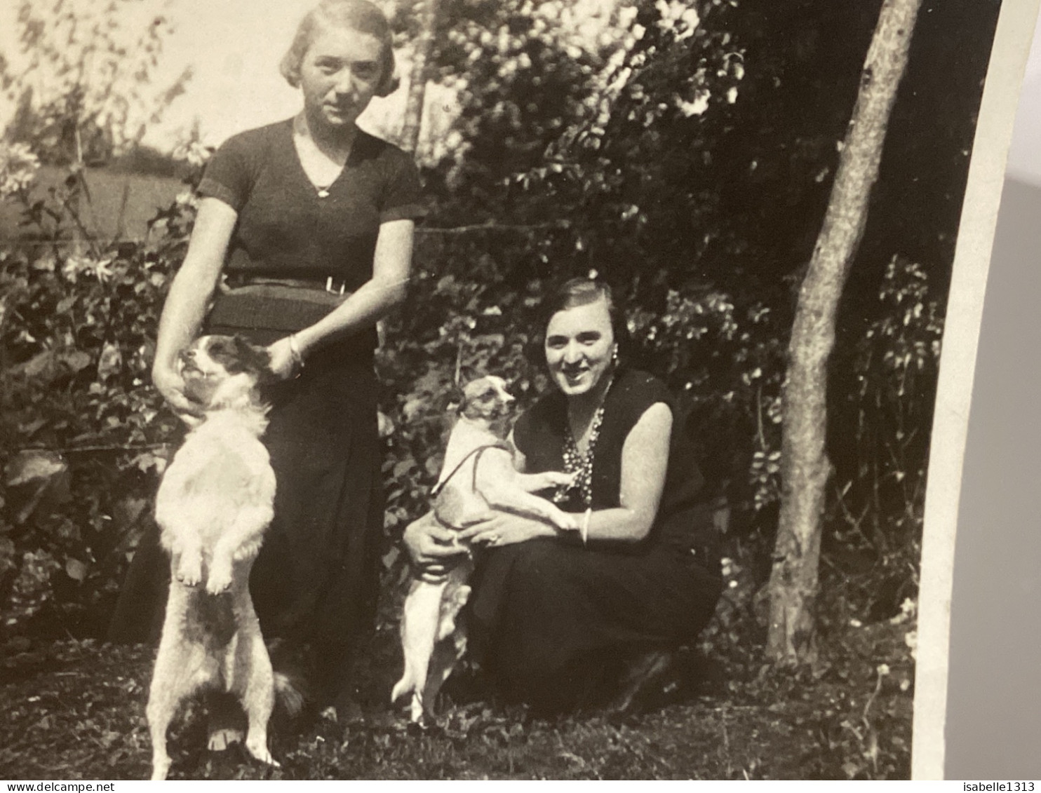 PHOTO SNAPSHOT 1930 Cannes Deux Femmes Dans Le Jardin à Côté D’un Arbre Habillé En Noir Avec Leur Chien Debout Contre El - Personnes Anonymes