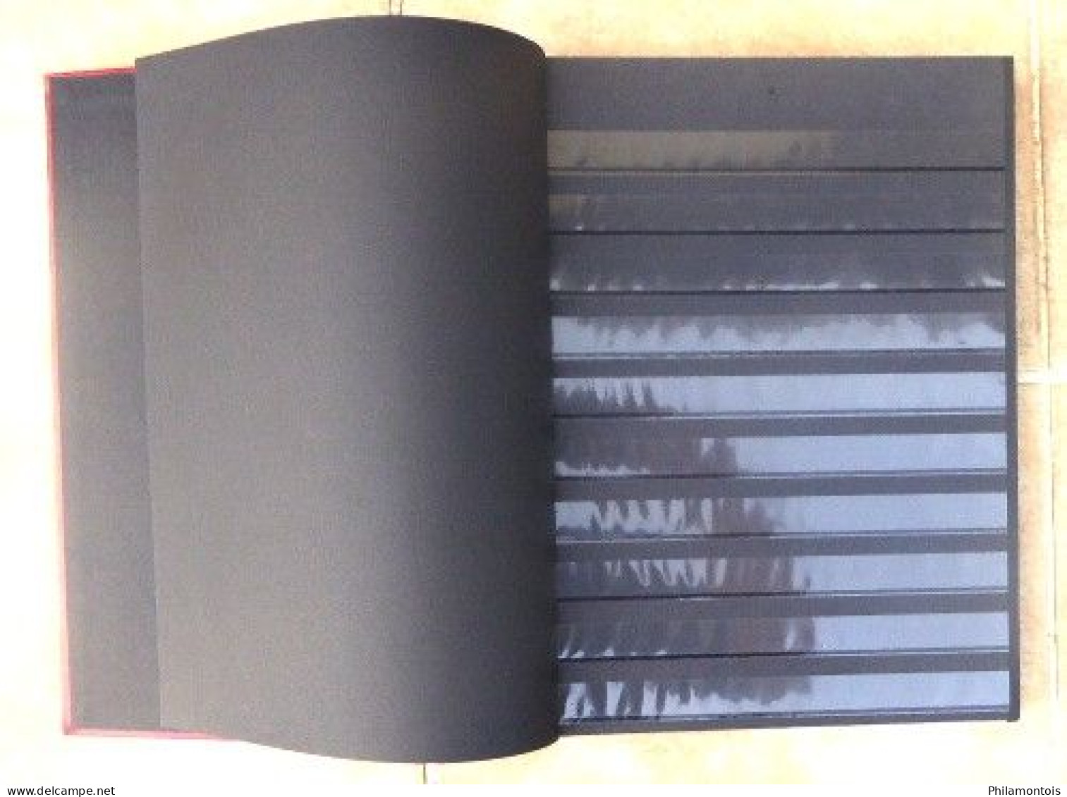 3 classeurs 30 et 32 pages - Fond noir - Intercalaires cristal - Bon état.