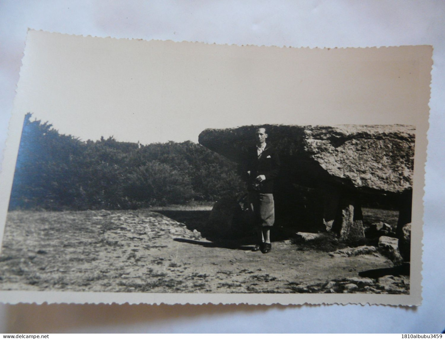 CARTE PHOTO 56 MORBIHAN - LOCMARIAQUER : Scène Animée - Dolmen - Sainte Anne D'Auray