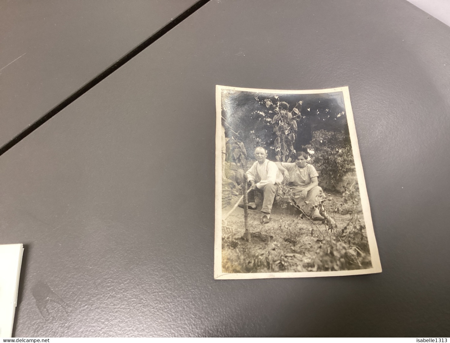 PHOTO SNAPSHOT 1930 Cannes Homme Femme, Assis Sur Un Banc Dans Leur Jardin. Homme Bout De Bois à La Main. - Anonyme Personen