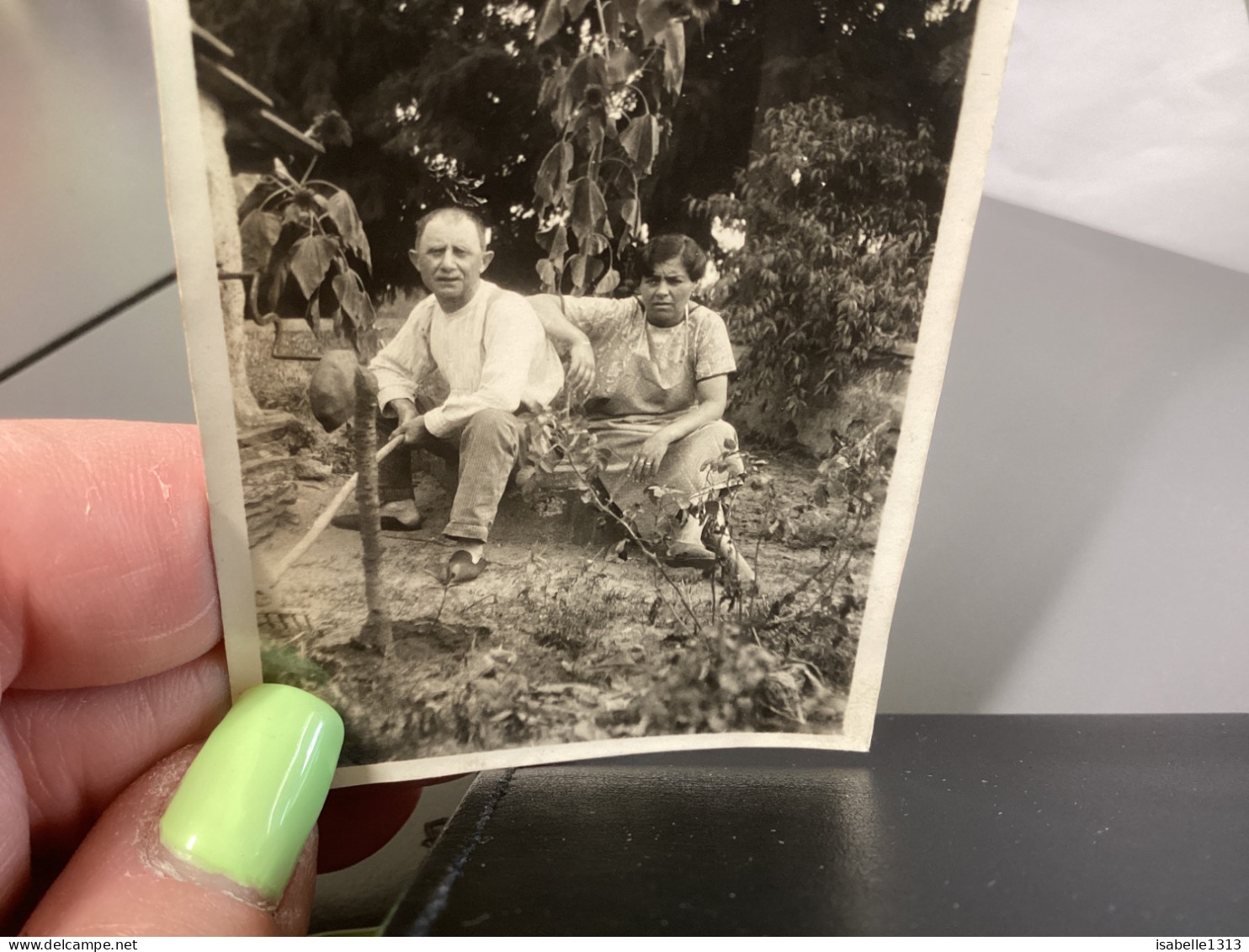 PHOTO SNAPSHOT 1930 Cannes Homme Femme, Assis Sur Un Banc Dans Leur Jardin. Homme Bout De Bois à La Main. - Anonyme Personen