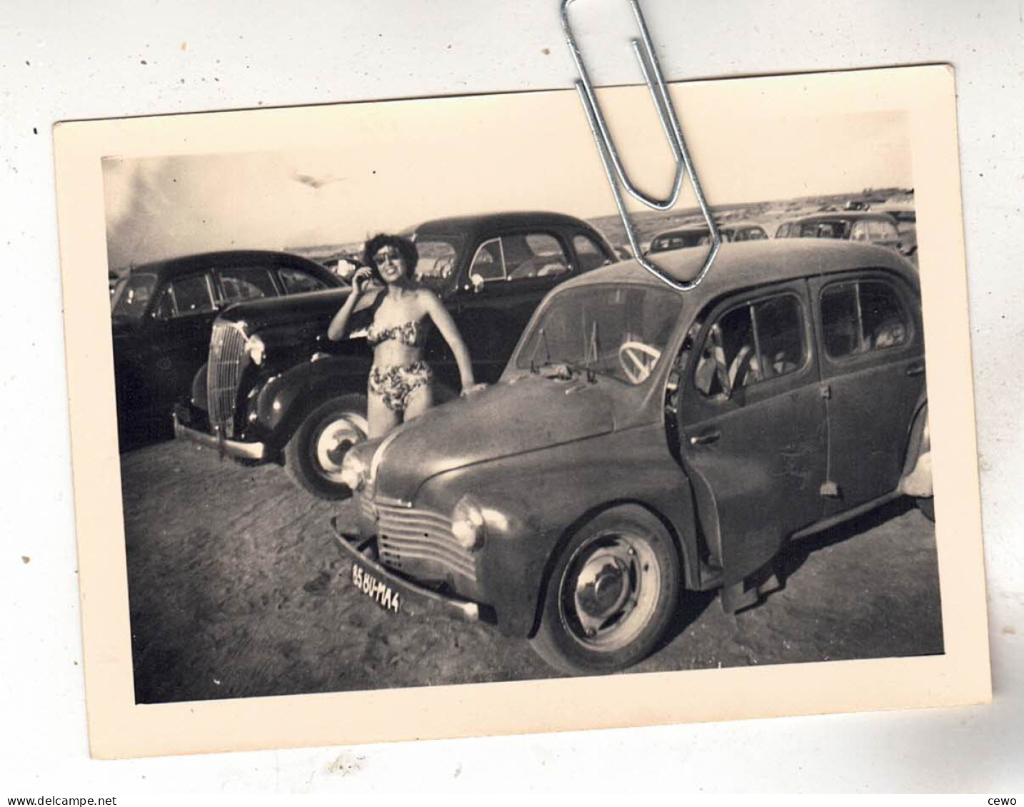 PHOTO  AUTO VOITURE  ANCIENNE RENAULT 4CV AVEC DAME EN BIKINI - Automobiles