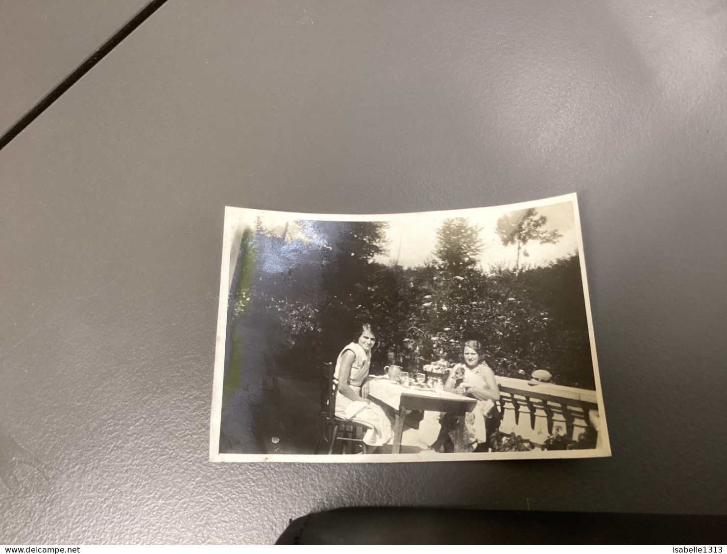 PHOTO SNAPSHOT 1930 Cannes 2 Une Femme Assise Sur Terrasse, En Train De Déjeuner, Manger, Chien Dans Les Bras Sur La Tab - Anonyme Personen