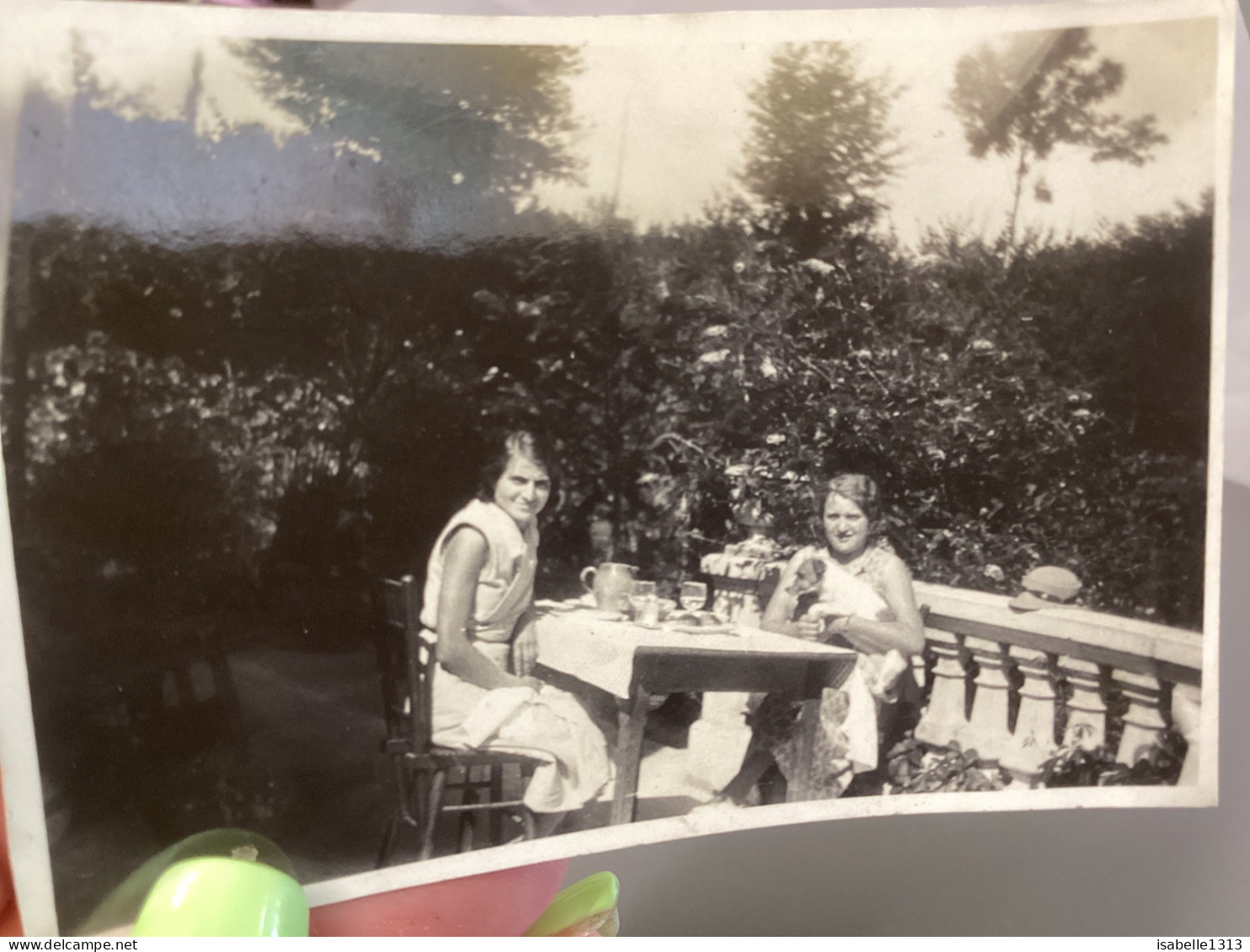 PHOTO SNAPSHOT 1930 Cannes 2 Une Femme Assise Sur Terrasse, En Train De Déjeuner, Manger, Chien Dans Les Bras Sur La Tab - Anonyme Personen