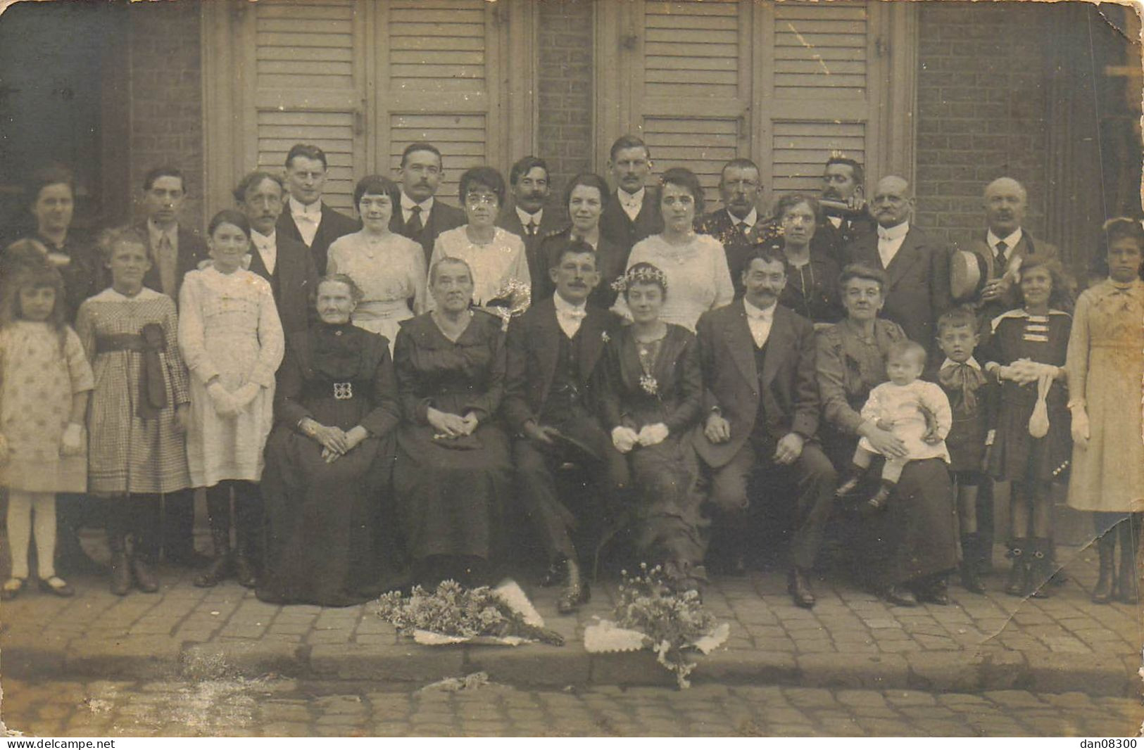 CARTE PHOTO NON IDENTIFIEE FAMILLE ET INVITES POSENT LORS D'UN MARIAGE LA MARIEE EST EN NOIR - Te Identificeren