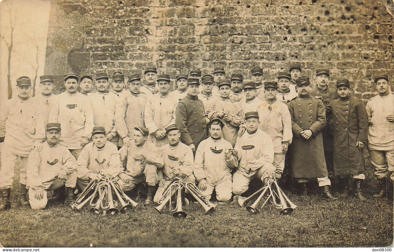 CARTE PHOTO NON IDENTIFIEE DES SOLDATS DE LA FANFARE DU REGIMENT POSENT AVEC LES CLAIRONS EN FAISCEAU - To Identify