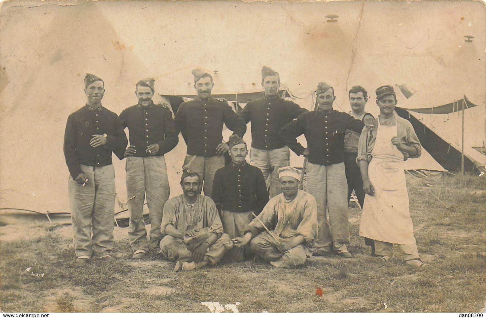 CARTE PHOTO NON IDENTIFIEE DES SOLDATS DANS LE CAMPEMENT - A Identifier