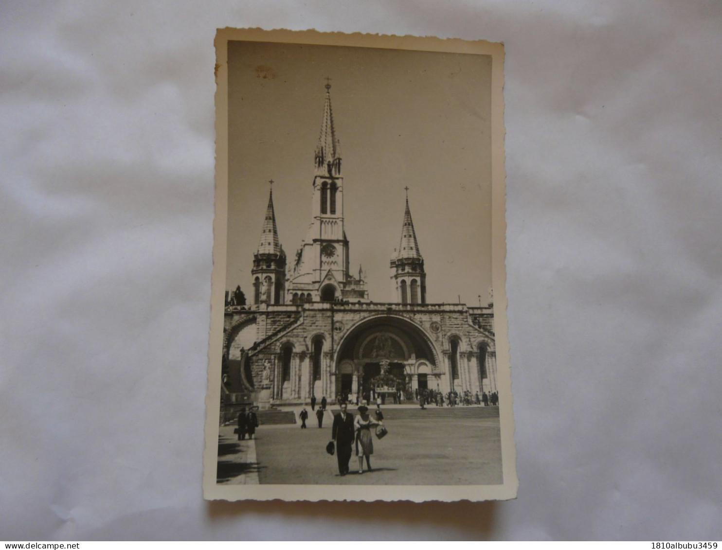 CARTE PHOTO 65 HAUTES-PYRENEES - LOURDES : Scène Animée - Basilique - Lourdes